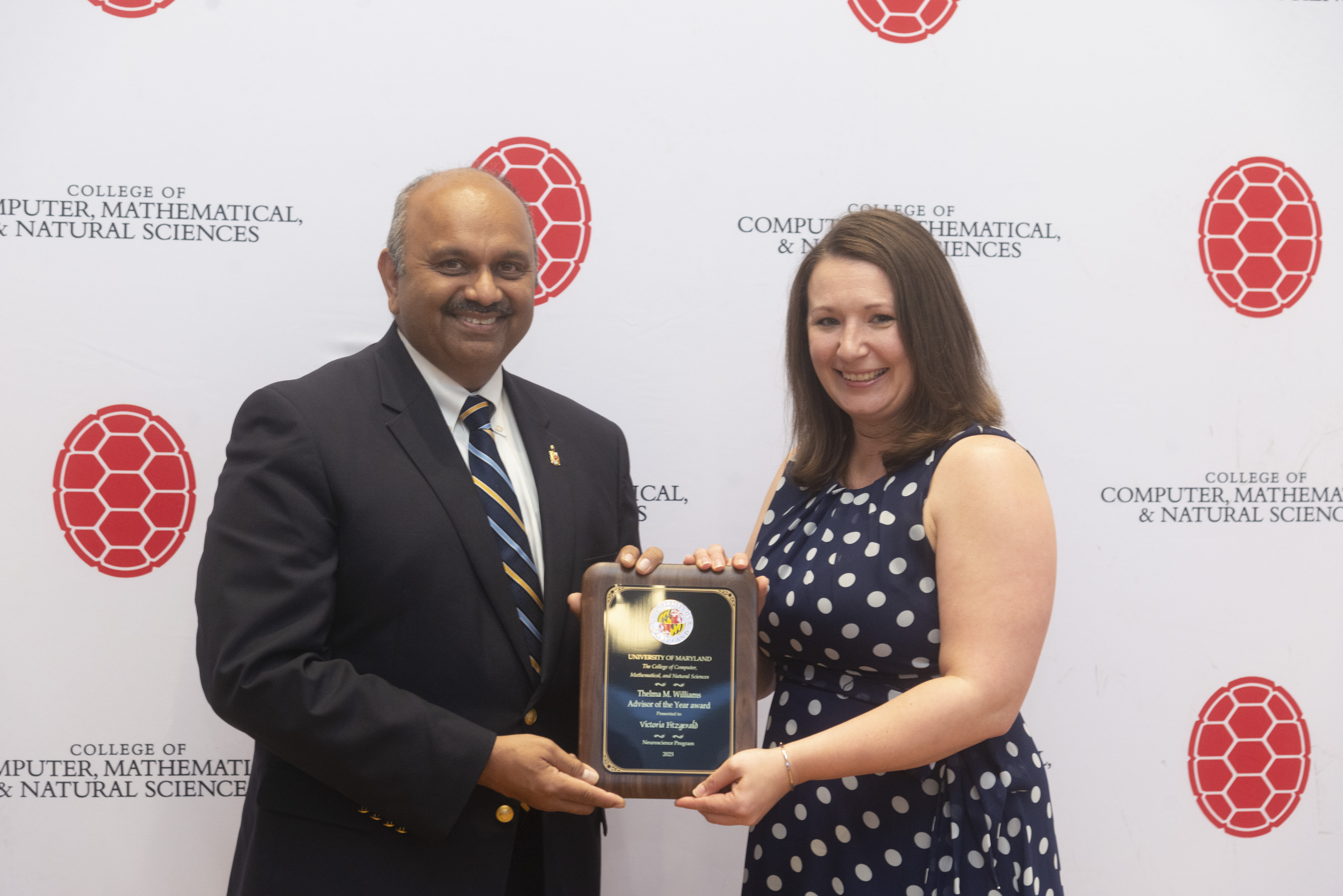 Amitabh Varshney presents award to Victoria Fitzgerald