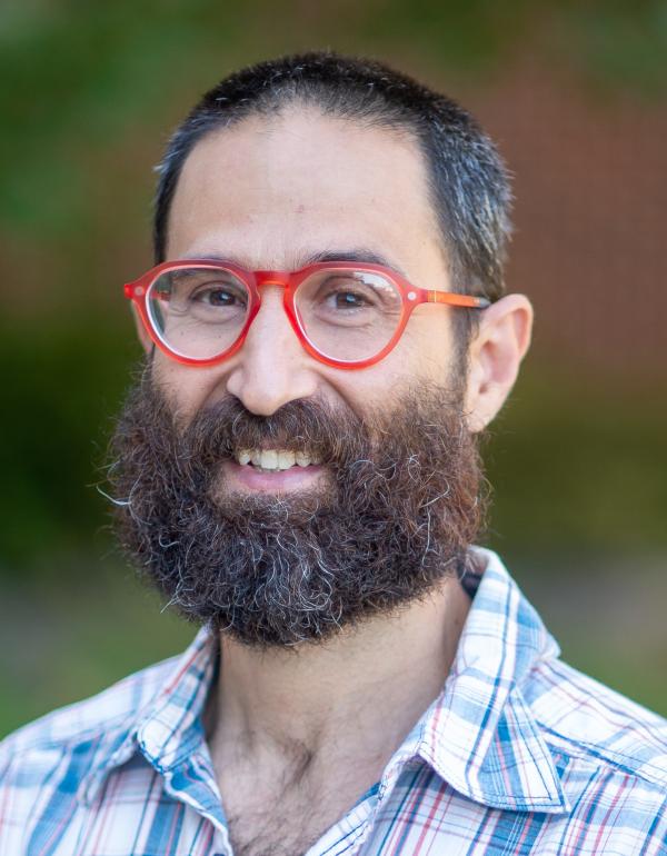 Joshua Singer headshot